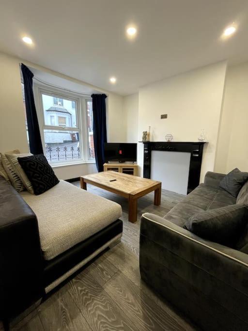 Central Area Terraced House With Private Hot Tub Lincoln Eksteriør billede